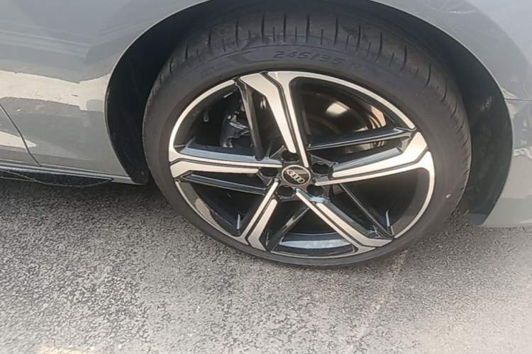 Used Audi A4L 2025 2 Million Units Enjoyment Version 40 TFSI Luxury Dynamic Edition Right Front Wheel Hub