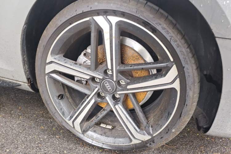 Used Audi A4L 2025 2 Million Units Enjoyment Version 40 TFSI Luxury Dynamic Edition Right Front Wheel Hub