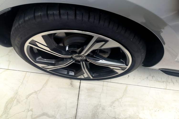 Used Audi A4L 2025 2 Million Units Enjoyment Version 40 TFSI Luxury Dynamic Edition B&O Starry Night Edition Right Rear Wheel Hub