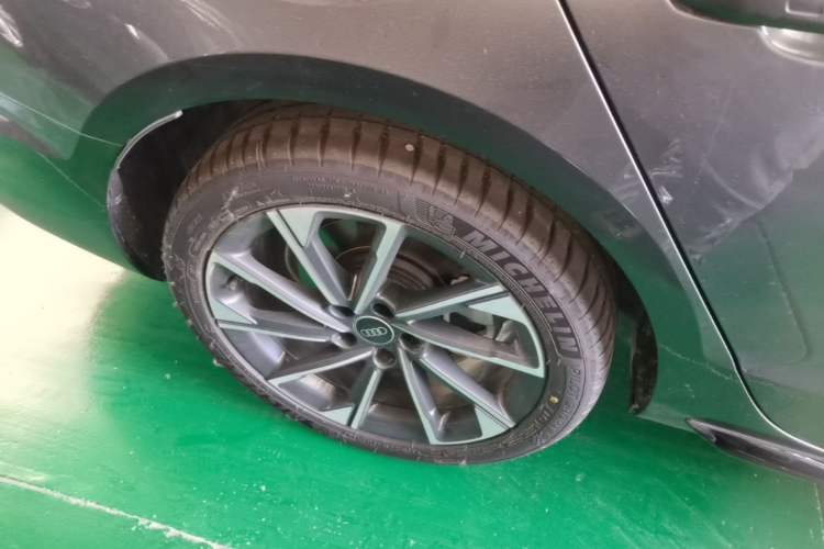 Used Audi A4L 2025 2 Million Units Enjoyment Version 40 TFSI Luxury Dynamic Edition Right Rear Wheel Hub