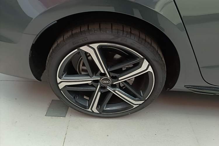 Used Audi A4L 2025 2 Million Units Enjoyment Version 40 TFSI Luxury Dynamic Edition Right Rear Wheel Hub