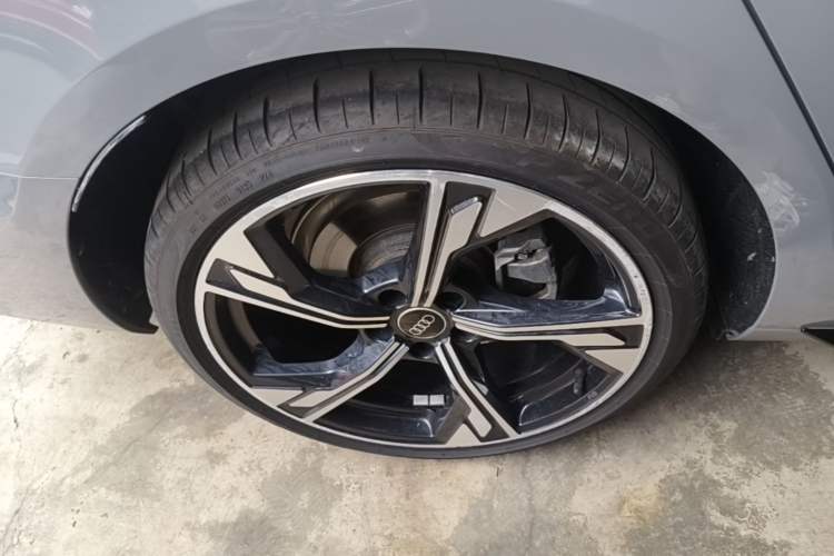 Used Audi A4L 2025 2 Million Units Enjoyment Version 40 TFSI Luxury Dynamic Edition B&O Starry Night Edition Right Rear Wheel Hub