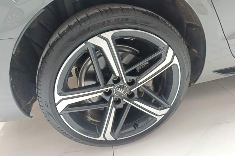 Used Audi A4L 2025 2 Million Units Enjoyment Version 40 TFSI Luxury Dynamic Edition Right Rear Wheel Hub