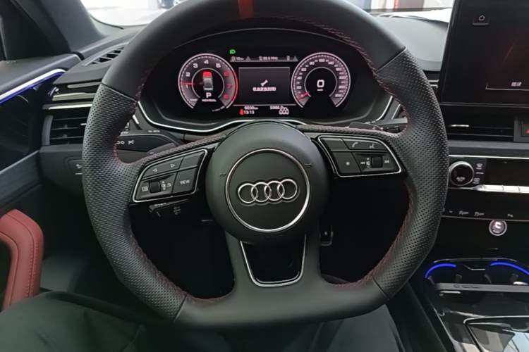 Used Audi A4L 2025 2 Million Units Enjoyment Version 40 TFSI Luxury Dynamic Edition Steering Wheel