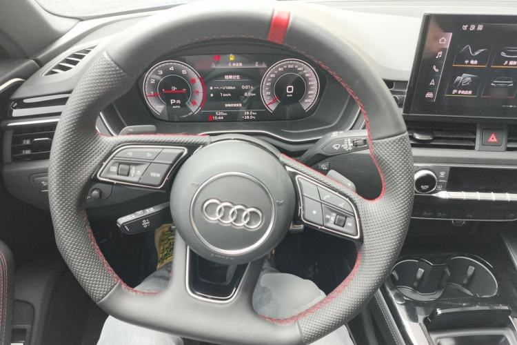 Used Audi A4L 2025 2 Million Units Enjoyment Version 40 TFSI Luxury Dynamic Edition Steering Wheel