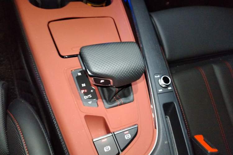Used Audi A4L 2025 2 Million Units Enjoyment Version 40 TFSI Stylish and Dynamic Type Gear Lever