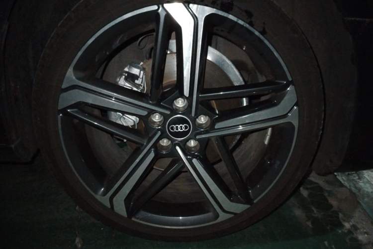 Used Audi A4L 2025 2 Million Units Enjoyment Version 40 TFSI Stylish and Dynamic Type Right Front Wheel Hub