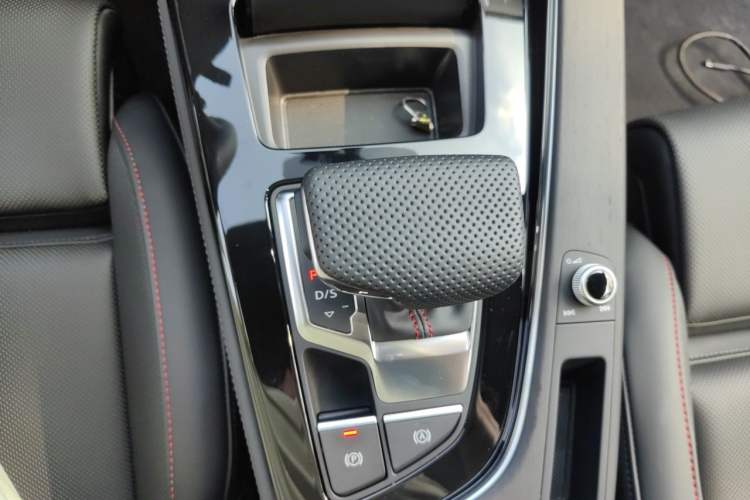 Used Audi A4L 2025 2 Million Units Enjoyment Version 40 TFSI Luxury Dynamic Edition Gear Lever