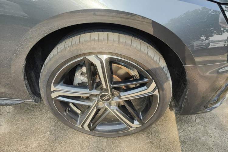 Used Audi A4L 2025 2 Million Units Enjoyment Version 40 TFSI Luxury Dynamic Edition Right Front Wheel Hub