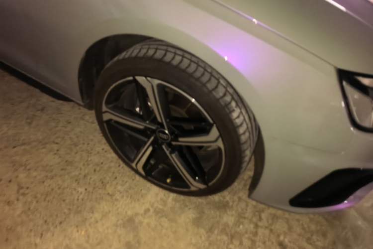 Used Audi A4L 2025 2 Million Units Enjoyment Version 40 TFSI Luxury Dynamic Edition Right Front Wheel Hub