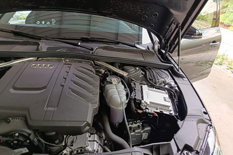 Used Audi A4L 2025 2 Million Units Enjoyment Version 40 TFSI Luxury Dynamic Edition Engine Bay Left
