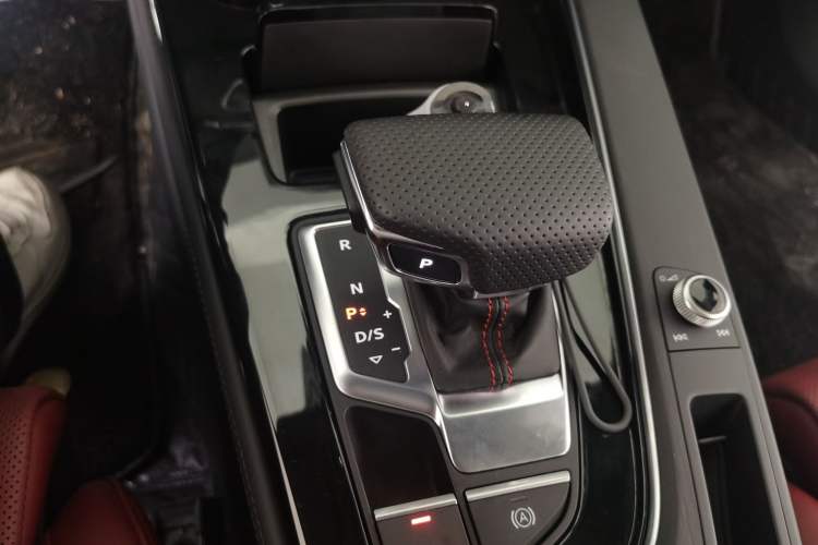 Used Audi A4L 2025 2 Million Units Enjoyment Version 40 TFSI Luxury Dynamic Edition Gear Lever