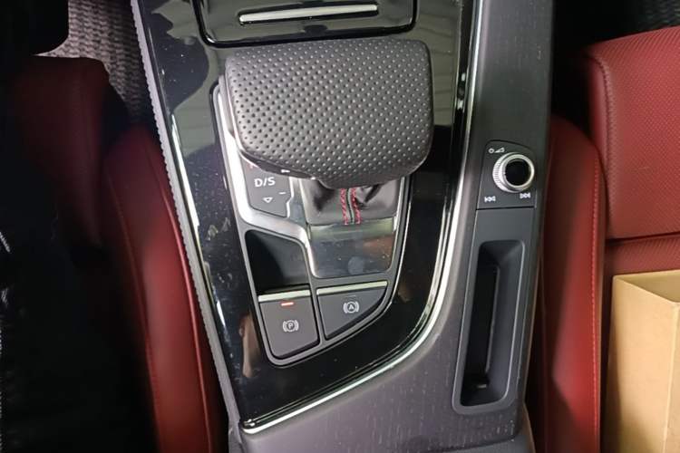 Used Audi A4L 2025 2 Million Units Enjoyment Version 40 TFSI Luxury Dynamic Edition Gear Lever