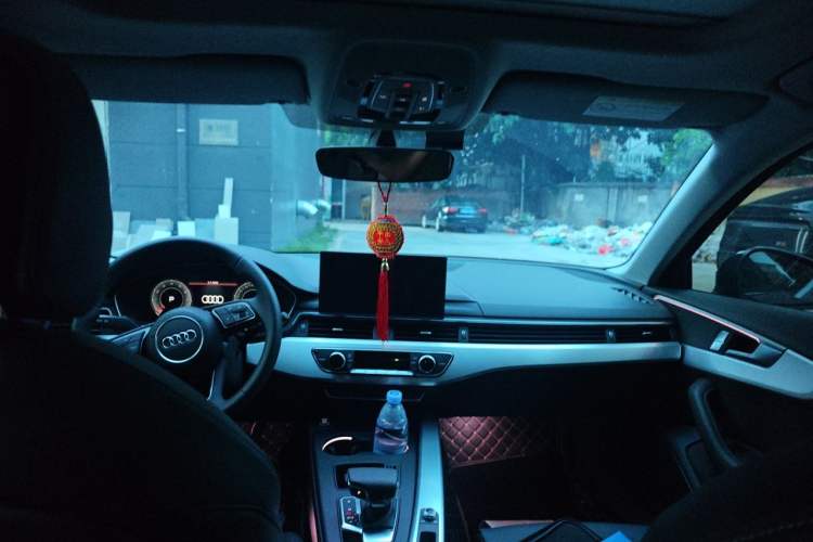 Used Audi A4L 2025 2 Million Units Enjoyment Version 40 TFSI Stylish and Dynamic Type Headliner