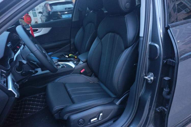 Used Audi A4L 2025 2 Million Units Enjoyment Version 40 TFSI Stylish and Dynamic Type Left Front Seat