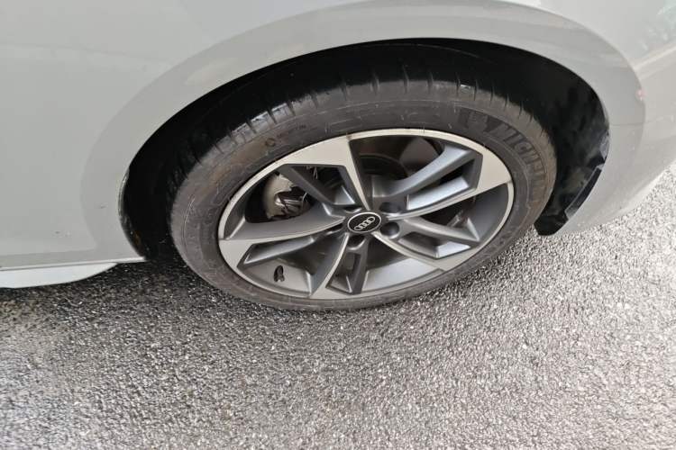 Used Audi A4L 2025 2 Million Units Enjoyment Version 40 TFSI Stylish and Dynamic Type Right Front Wheel Hub