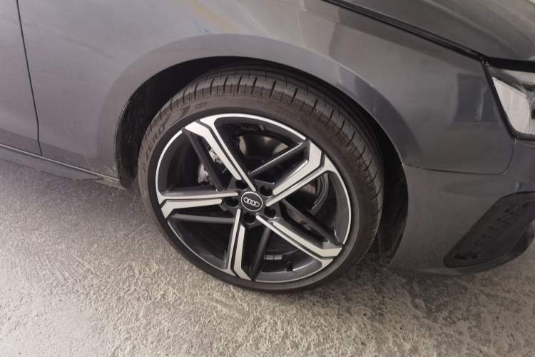 Used Audi A4L 2025 2 Million Units Enjoyment Version 40 TFSI Luxury Dynamic Edition Right Front Wheel Hub