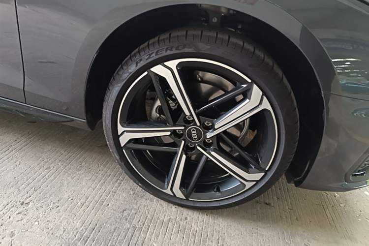 Used Audi A4L 2025 2 Million Units Enjoyment Version 40 TFSI Luxury Dynamic Edition Right Front Wheel Hub