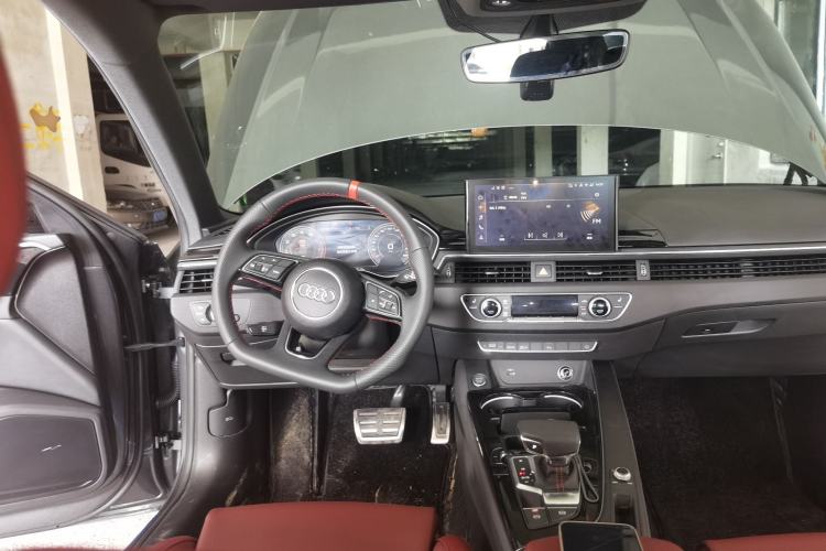 Used Audi A4L 2025 2 Million Units Enjoyment Version 40 TFSI Luxury Dynamic Edition Steering Wheel