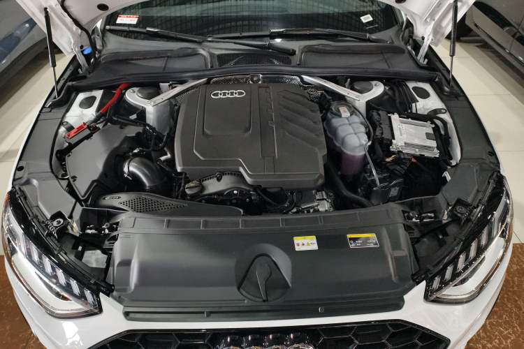 Used Audi A4L 2025 2 Million Units Enjoyment Version 40 TFSI Luxury Dynamic Edition Engine Bay