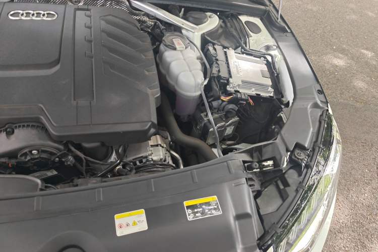 Used Audi A4L 2025 2 Million Units Enjoyment Version 40 TFSI Stylish and Dynamic Type Engine Bay Left