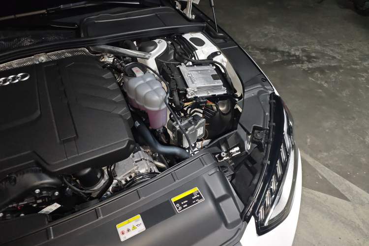 Used Audi A4L 2025 2 Million Units Enjoyment Version 40 TFSI Luxury Dynamic Edition Engine Bay Left