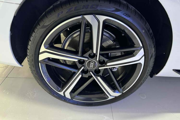 Used Audi A4L 2025 2 Million Units Enjoyment Version 40 TFSI Luxury Dynamic Edition Exterior 5