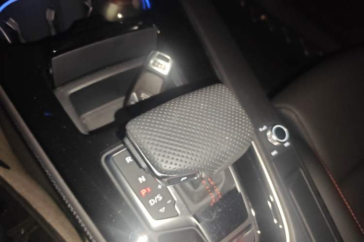 Used Audi A4L 2025 2 Million Units Enjoyment Version 40 TFSI Luxury Dynamic Edition Gear Lever