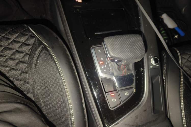 Used Audi A4L 2025 2 Million Units Enjoyment Version 40 TFSI Luxury Dynamic Edition Gear Lever