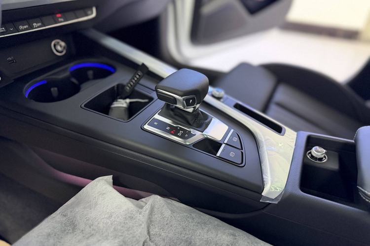 Used Audi A4L 2025 2 Million Units Enjoyment Version 40 TFSI Stylish and Dynamic Type Gear Lever