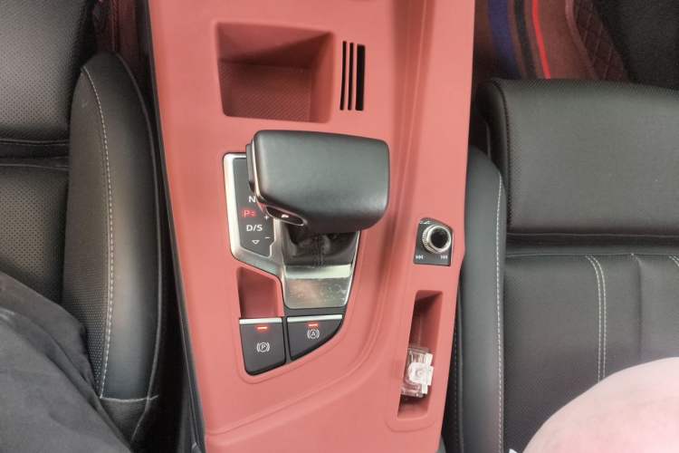 Used Audi A4L 2025 2 Million Units Enjoyment Version 40 TFSI Stylish and Dynamic Type Gear Lever