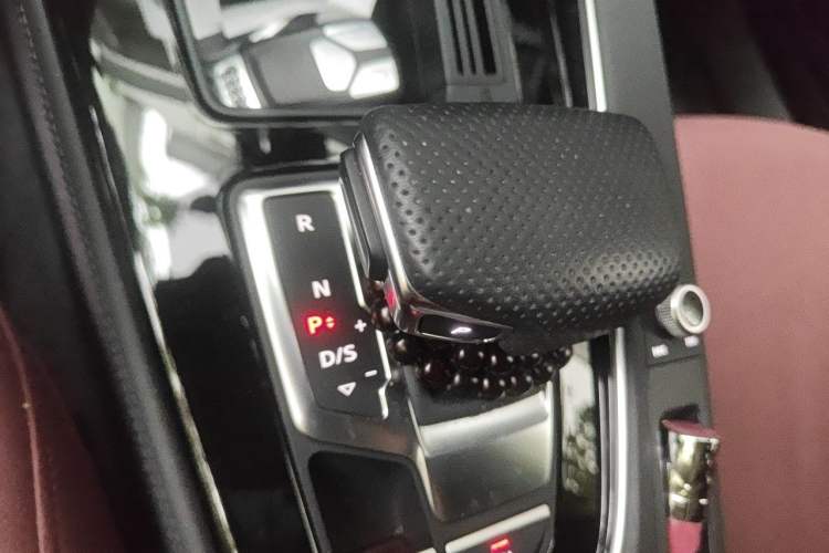Used Audi A4L 2025 2 Million Units Enjoyment Version 40 TFSI Luxury Dynamic Edition Gear Lever