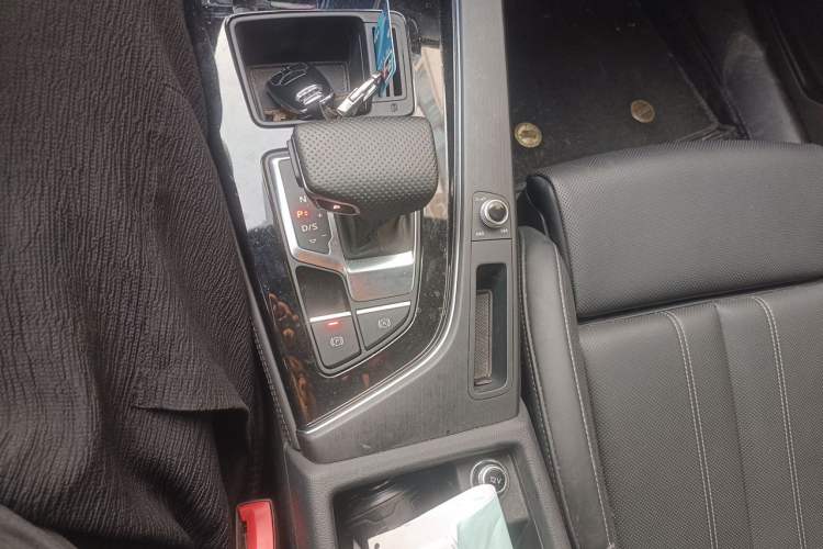 Used Audi A4L 2025 2 Million Units Enjoyment Version 40 TFSI Luxury Dynamic Edition Gear Lever
