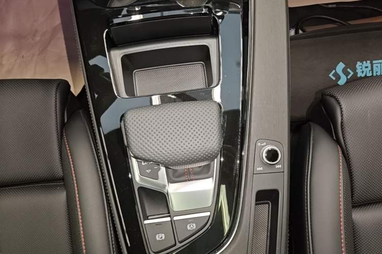 Used Audi A4L 2025 2 Million Units Enjoyment Version 40 TFSI Luxury Dynamic Edition Gear Lever
