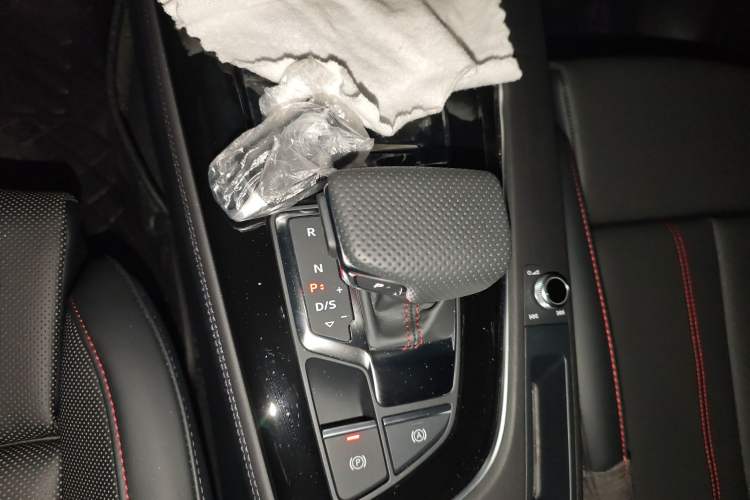 Used Audi A4L 2025 2 Million Units Enjoyment Version 40 TFSI Luxury Dynamic Edition Gear Lever