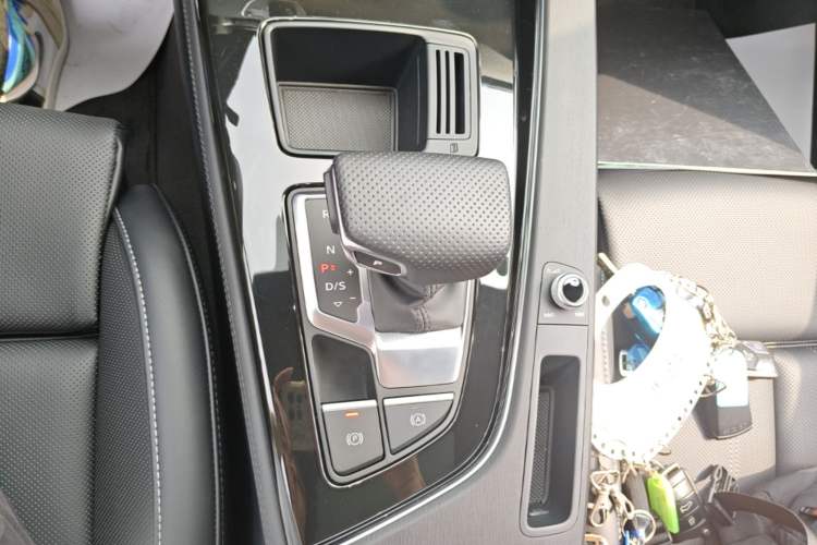 Used Audi A4L 2025 2 Million Units Enjoyment Version 40 TFSI Luxury Dynamic Edition Gear Lever
