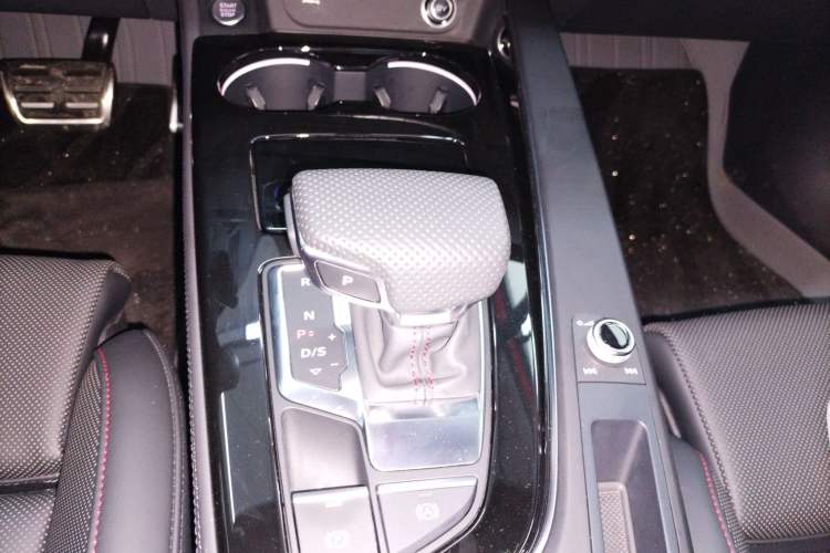 Used Audi A4L 2025 2 Million Units Enjoyment Version 40 TFSI Luxury Dynamic Edition Gear Lever