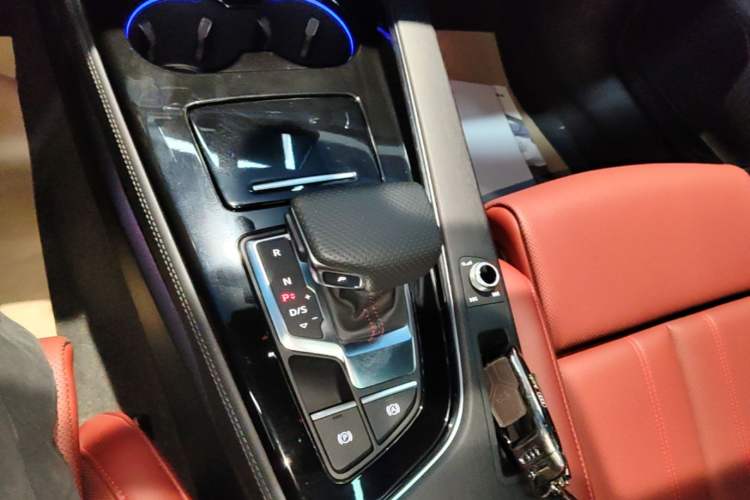 Used Audi A4L 2025 2 Million Units Enjoyment Version 40 TFSI Luxury Dynamic Edition Gear Lever