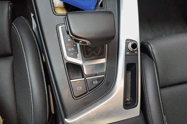 Used Audi A4L 2025 2 Million Units Enjoyment Version 40 TFSI Stylish and Dynamic Type Gear Lever
