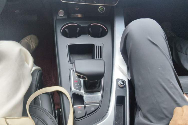 Used Audi A4L 2025 2 Million Units Enjoyment Version 40 TFSI Stylish and Dynamic Type Gear Lever