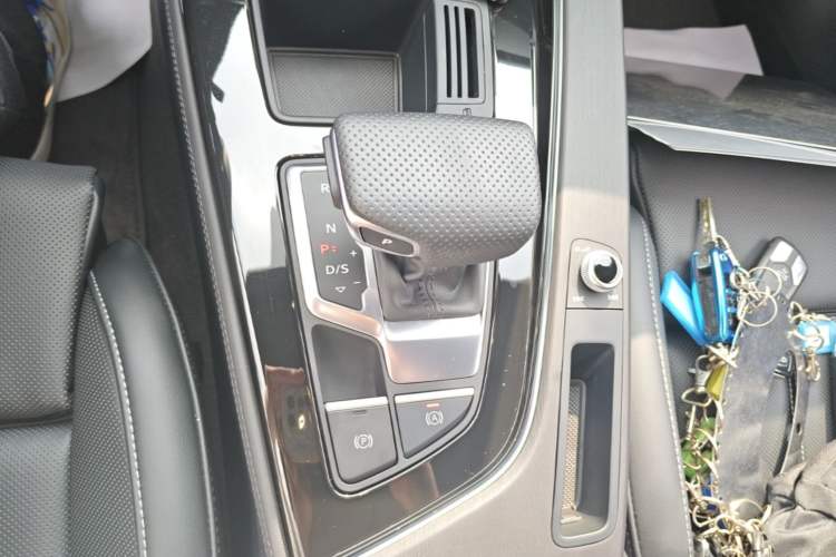 Used Audi A4L 2025 2 Million Units Enjoyment Version 40 TFSI Luxury Dynamic Edition Gear Lever