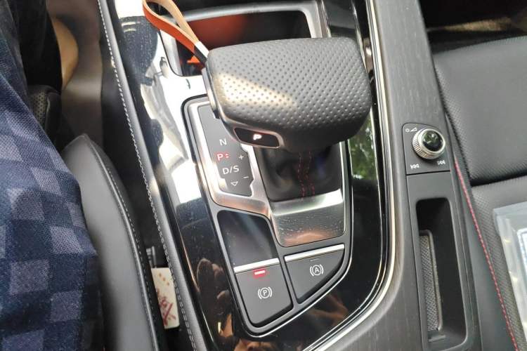 Used Audi A4L 2025 2 Million Units Enjoyment Version 40 TFSI Luxury Dynamic Edition Gear Lever
