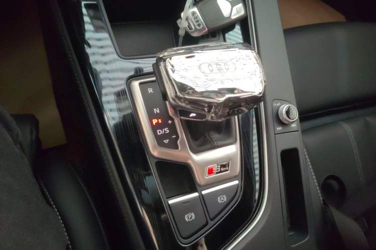 Used Audi A4L 2025 2 Million Units Enjoyment Version 40 TFSI Luxury Dynamic Edition Gear Lever