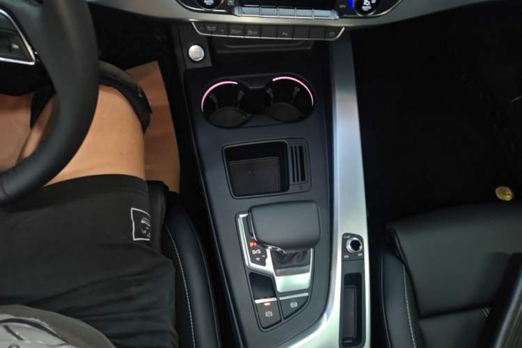 Used Audi A4L 2025 2 Million Units Enjoyment Version 40 TFSI Stylish and Dynamic Type Gear Lever