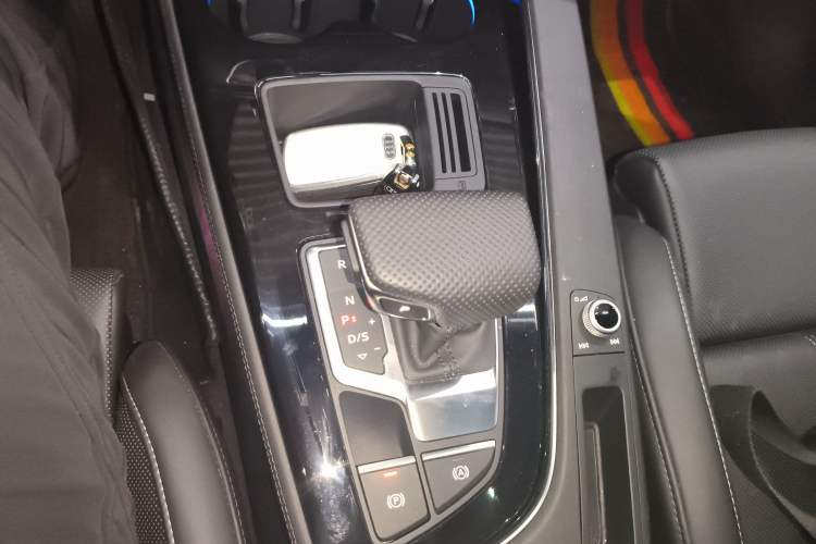 Used Audi A4L 2025 2 Million Units Enjoyment Version 40 TFSI Luxury Dynamic Edition Gear Lever