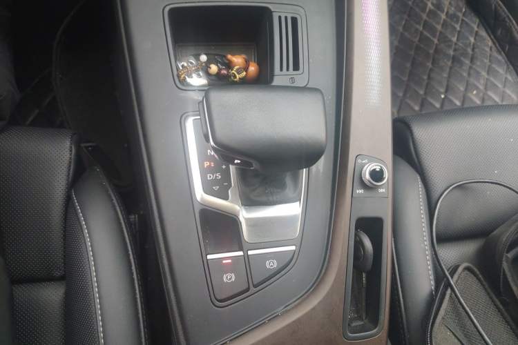 Used Audi A4L 2025 2 Million Units Enjoyment Version 40 TFSI Stylish and Dynamic Type Gear Lever