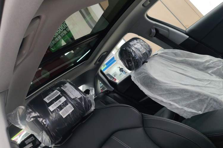 Used Audi A4L 2025 2 Million Units Enjoyment Version 40 TFSI Stylish and Dynamic Type Headliner