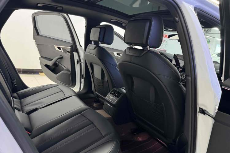 Used Audi A4L 2025 2 Million Units Enjoyment Version 40 TFSI Luxury Dynamic Edition Headliner