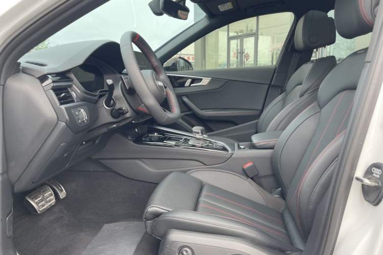 Used Audi A4L 2025 2 Million Units Enjoyment Version 40 TFSI Luxury Dynamic Edition Interior 3