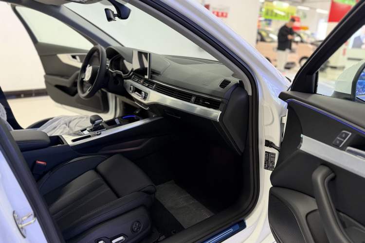 Used Audi A4L 2025 2 Million Units Enjoyment Version 40 TFSI Stylish and Dynamic Type Interior 4